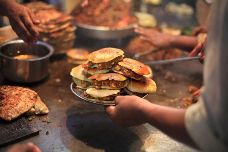 Chefs cocinando Kheema Pav en un restaurante al lado de la carretera en la calle durante Ramzan; Mohammed Aii carretera; Bombay Mumbai; Maharashtra; India