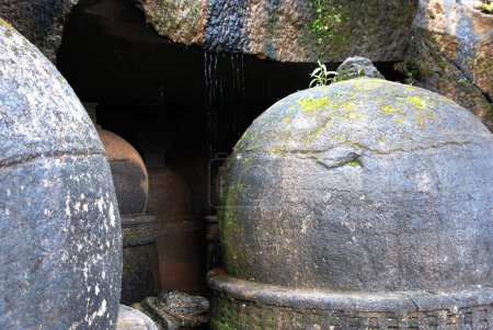 Foto de Cuevas de Bhaja; monasterios de vihara Cuevas budistas cortadas en roca en el siglo XII; pueblo de Bhaja; Lonavala; Maharashtra; India - Imagen libre de derechos