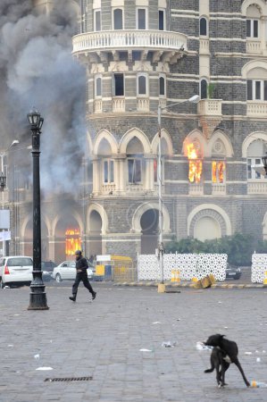 Foto de Incendio dentro del hotel Taj Mahal; después del ataque terrorista de Deccan Mujahideen el 26 de noviembre de 2008 en Bombay Mumbai; Maharashtra; India - Imagen libre de derechos