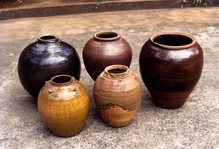 Téléchargez les photos : Pots traditionnels en argile de nattukottai chettiar ou nagarathar, Chettinad, Tamil Nadu, Inde - en image libre de droit
