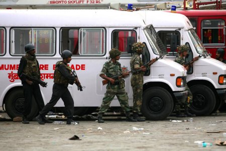 Téléchargez les photos : Des soldats indiens prennent position lors d'une fusillade contre des militants à l'intérieur de l'hôtel Taj Mahal Attaque terroriste par Deccan Moudjahidine à Bombay Mumbai, Maharashtra, Inde 28 novembre 2008 - en image libre de droit