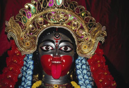 Foto de Diosa de la India, Idol imagen Diosa Kali o Diosa Durga Pooja puja festival Homenaje a la madre diosa procesión, assam, india - Imagen libre de derechos