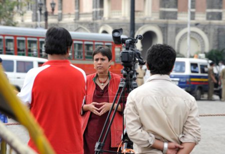 Foto de Barkha Dutt reportero de NDTV fuera del Taj Mahal Hotel después de un ataque terrorista en Bombay Mumbai, Maharashtra, India 26, Noviembre, 2008 - Imagen libre de derechos