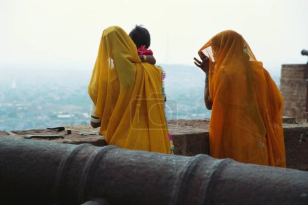 Foto de Mujeres Rajasthani con niño en el fuerte de Jodhpur, Rajasthan, India - Imagen libre de derechos