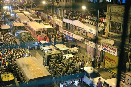 Téléchargez les photos : Des soldats quittent Nariman House à bord de camions militaires après avoir réprimé l'attaque de Deccan Moudjahidine le 26 novembre 2008 à Bombay Mumbai ; Maharashtra ; Inde - en image libre de droit