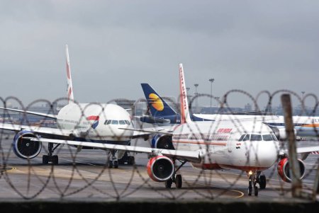 Téléchargez les photos : Avions sur l'aéroport international, Bombay Mumbai, Maharashtra, Inde - en image libre de droit