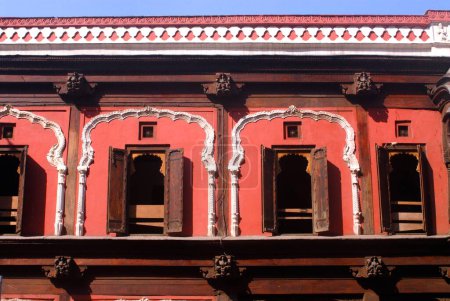 Ventanas abiertas ricamente decoradas; Vishrambaug Wada segundo palacio de Peshve el rey Maratha; Pune; Maharashtra; India