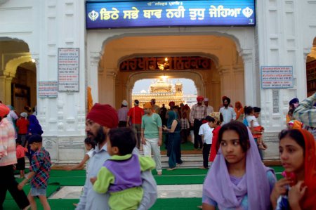 Téléchargez les photos : Entrée principale du temple d'or, Amritsar, Punjab, Inde - en image libre de droit