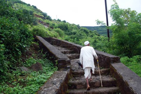 Foto de Viejo escalón de las cuevas de Bhaja; pueblo de Bhaja; Lonavala; Maharashtra; India - Imagen libre de derechos