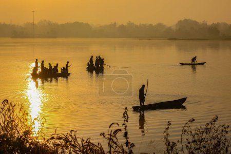 Téléchargez les photos : Bateau de pêche dans le lac dalpat sagar, jagdalpur, bastar, chhattisgarh, Inde, Asie - en image libre de droit