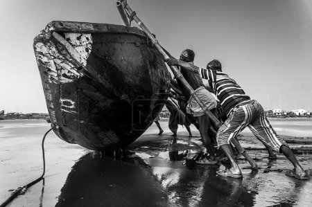 Téléchargez les photos : Pêcheur avec bateau, kolkata, ouest du Bengale, Inde, Asie - en image libre de droit