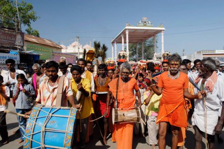Téléchargez les photos : Theertha Kavadi, Agni Nakshatram est une partie la plus chaude de 14 jours de l'année, à Kodumudi fervents dévots recueillir l'eau de la rivière Cauvery dans les kavadis à Palani pour abhishekam de la divinité, majestueuse procession giri vidhi ronde Palani, Tamil Nadu, Inde - en image libre de droit