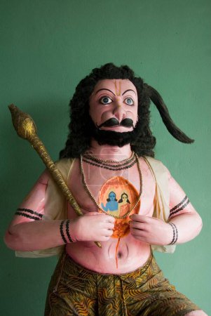 Téléchargez les photos : Seigneur Hanuman montrant le visage de Rama et Sita dans son cœur - en image libre de droit