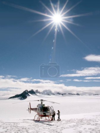 Foto de Helicóptero aterrizando en los campos de hielo de juneau; Alaska; EE.UU. - Imagen libre de derechos