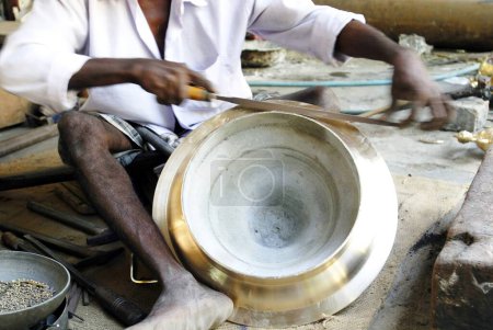 Foto de Fabricación de lámparas de aceite de latón en Nachiyarkovil cerca de Kumbakonam; Tamil Nadu; India - Imagen libre de derechos