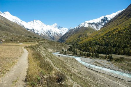 Téléchargez les photos : Chitkul valley & Kinner Kailash snow covered mountain range at Chitkul ; Sangla Valley ; Himachal Pradesh ; India - en image libre de droit
