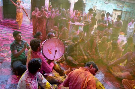 Téléchargez les photos : Les dévots chantent des chants de dévotion dans le temple ghanshyam Jodhpur Rajasthan Inde Asie - en image libre de droit