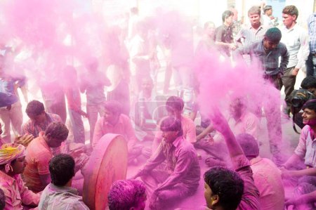 Téléchargez les photos : Dévots célébrant holi festival, mathura, uttar pradesh, Inde, Asie - en image libre de droit