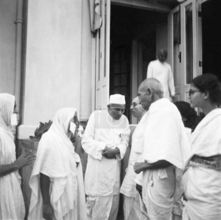 Foto de Mahatma Gandhi, hablando con monjas jainas y Swami Anand en Birla House, Mumbai, 1945, R. D. Birla, Pyarelal Nayar, Abha Gandhi, India - Imagen libre de derechos