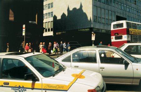 Téléchargez les photos : Rue animée avec ombrage sur le bâtiment central, Londres, Grande-Bretagne, Royaume-Uni Royaume-Uni Angleterre - en image libre de droit