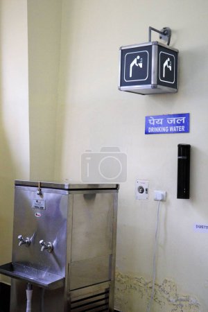 Téléchargez les photos : Refroidisseur d'eau en acier inoxydable, intérieur de l'aéroport Kullu, Himachal Pradesh, Inde, Asie - en image libre de droit