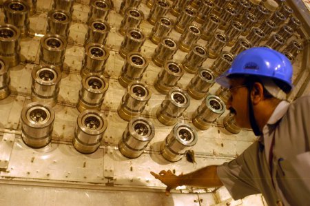 Téléchargez les photos : Façade des réacteurs montrant 392 assemblages de canaux de refroidissement pendant la construction de la centrale dans les unités 3 et 4 de la centrale atomique de Tarapur ; Tarapur ; Bombay Mumbai ; Maharashtra ; Inde - en image libre de droit