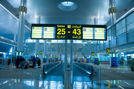 Foto de Letrero que muestra los números de puerta del Aeropuerto Internacional de Dubai, Dubai Oriente Medio Emiratos Árabes Unidos - Imagen libre de derechos