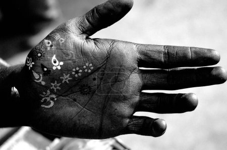 Foto de Símbolos religiosos pintados a mano, India - Imagen libre de derechos