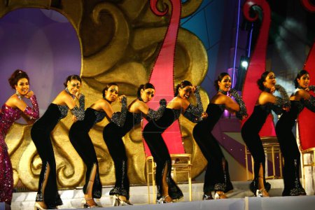 Téléchargez les photos : Actrice indienne de Bollywood Priyanka Chopra du film Mujh Se Shadi Karogi renommée se produisant sur scène avec un groupe de danseurs vêtus de costume noir, Mumbai Bombay, Maharashtra, Inde - en image libre de droit
