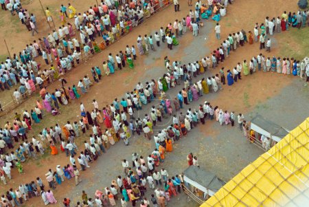 Foto de Votantes en fila para votar Bombay Mumbai, Maharashtra, India - Imagen libre de derechos