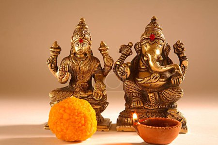 Foto de Diwali deepawali festival, shree lakshmi puja con ganesh dios, dulces ofrecidos con lámpara de aceite, India - Imagen libre de derechos