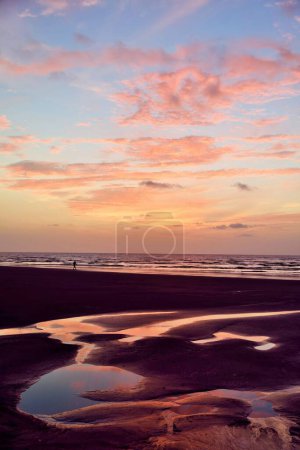 Sonnenuntergang am Surwada Strand, Tithal, Valsad, Gujarat, Indien, Asien