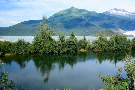 Téléchargez les photos : Un lac près du glacier de Menden Hall ; Juneau ; Alaska ; États-Unis d'Amérique - en image libre de droit