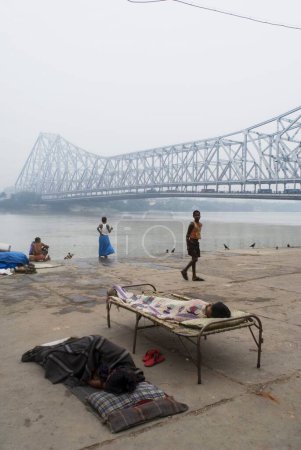 Téléchargez les photos : Howrah Bridge (Rabindra Setu) On The River Grosso modo Un miracle d'ingénierie ; Énorme pont en porte-à-faux et large ; Kolkata ; Bengale occidental ; Inde - en image libre de droit