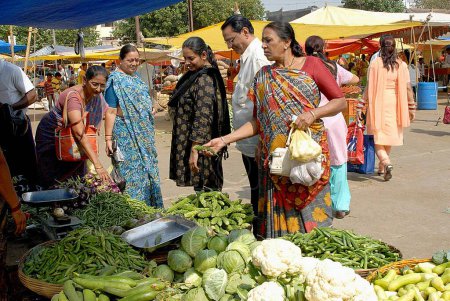 Foto de Mujeres indias comprando verduras, Devlali, Nasik, Maharashtra, India, Asia - Imagen libre de derechos
