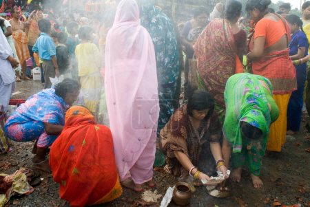 Téléchargez les photos : Femmes indiennes priant à Babu Ghat lors de la célébration de Kartik Purnima (pleine lune), Kolkata, Bengale occidental, Inde - en image libre de droit