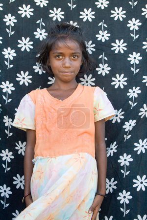 Téléchargez les photos : Jeune fille dans le bidonville de Malvani ; Malad ; Bombay Mumbai ; Maharashtra ; Inde - en image libre de droit