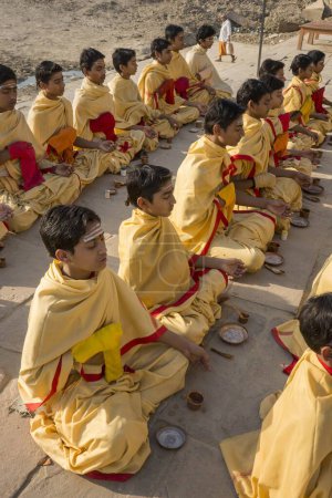 Foto de Estudiantes rezando, varanasi, uttar pradesh, india, asia - Imagen libre de derechos