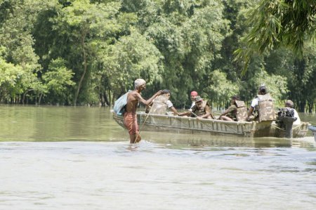 Foto de Barco de rescate del ejército; inundación del río Kosi en el año 2008; distrito de Purniya; Bihar; India - Imagen libre de derechos