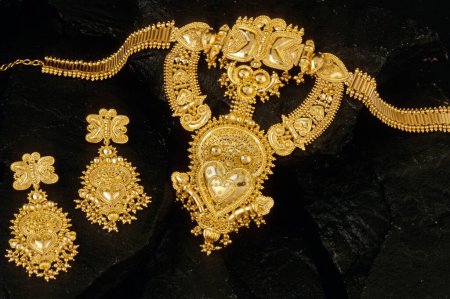 Gold Halskette und Ohrringe