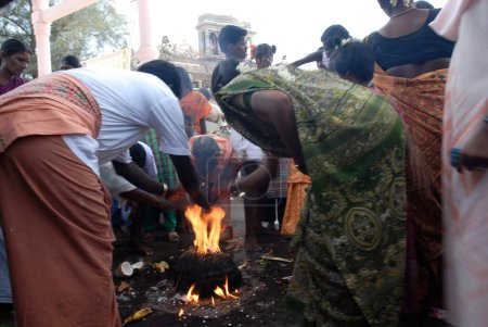 Téléchargez les photos : Les dévots adorant le sanctuaire Pillaiyar (Ganesha) au pied de la colline, Palani, Tamil Nadu, Inde - en image libre de droit
