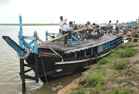 Téléchargez les photos : Service de ferry à la rivière Brahmaputra de Jorhat à l'île majuli, Assam, Inde - en image libre de droit