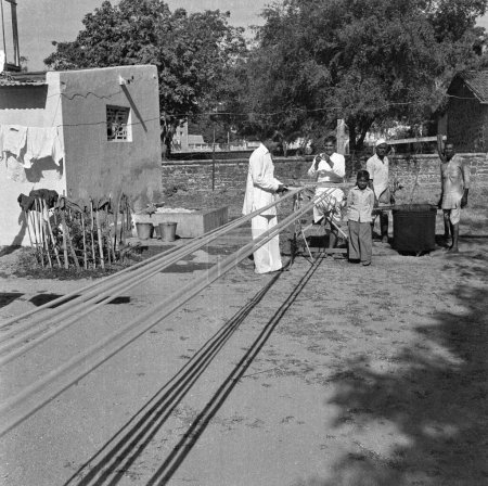 Foto de Viejo vintage 1900s imagen en blanco y negro de hilado de algodón proceso de hilado manualmente India 1940 - Imagen libre de derechos