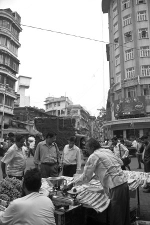 Téléchargez les photos : Vendeur de fruits ; Kalbadevi road ; Bombay Mumbai ; Maharashtra ; Inde 11-janvier-2010 - en image libre de droit