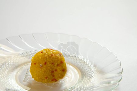 Foto de Alimento dulce indio Bonbon Confectionery Motichur o Boondi Laddos servido en plato - Imagen libre de derechos