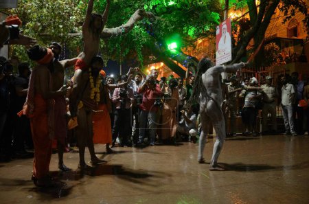 Téléchargez les photos : Naga Sadhus jouant du kumbh mela acrobatique, ujjain, madhya pradesh, Inde, Asie - en image libre de droit
