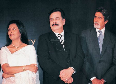 Téléchargez les photos : Le producteur indien sud-asiatique Subrata Roy (Sahara) et sa femme avec Amitabh Bachchan à une fête, Bombay Mumbai, Maharashtra, Inde - en image libre de droit