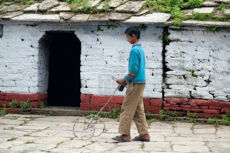 Foto de Niño jugando con la rueda de la criada en sitlakhet templo uttarakhand India Asia - Imagen libre de derechos