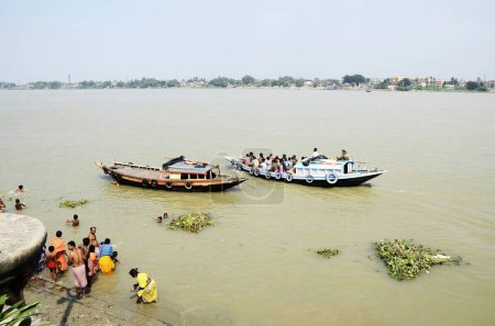 Téléchargez les photos : Bateaux à rivière Ganga près de belur math kolkata Bengale Occidental Inde - en image libre de droit