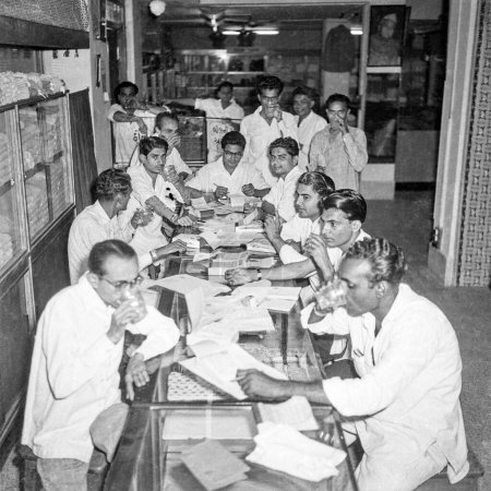 Foto de Viejo vintage 1900 's en blanco y negro imagen de la gente india celebrando beber teniendo bebida India 1940 - Imagen libre de derechos